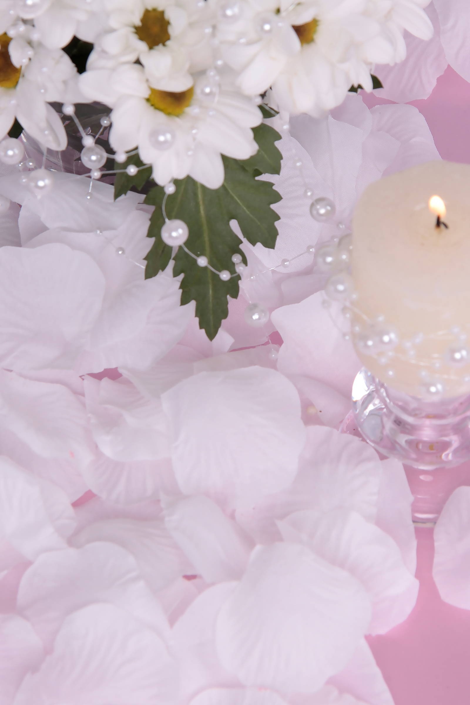 Tischdekoration zur Kommunion - weiße Rosenblüten - obraz 0