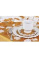 Tischdekoration zur Kommunion - Set aus goldenen und weißen Rosenblättern - obraz 1