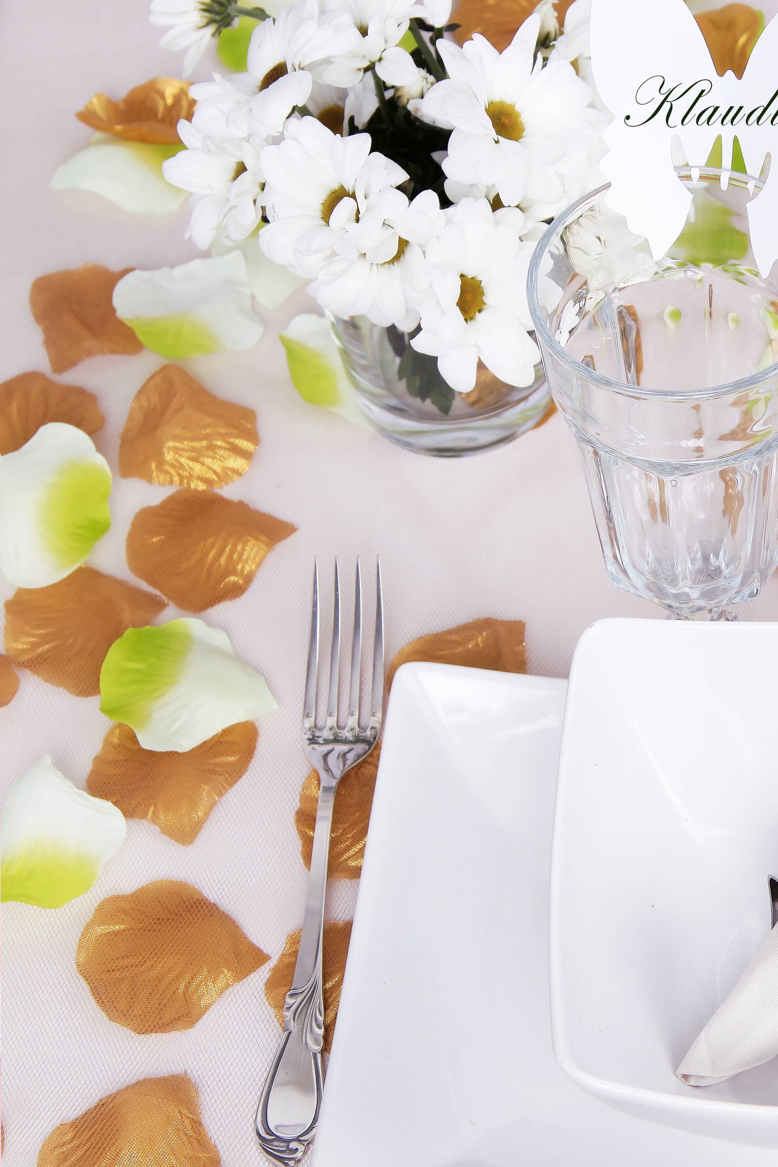 Tischdekoration zur Kommunion - Set aus goldenen und grünen Rosenblättern - obraz 0